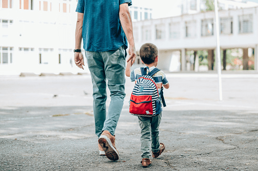 The transition to kindergarten can be difficult. Here are some tips to help your child adjust smoothly.